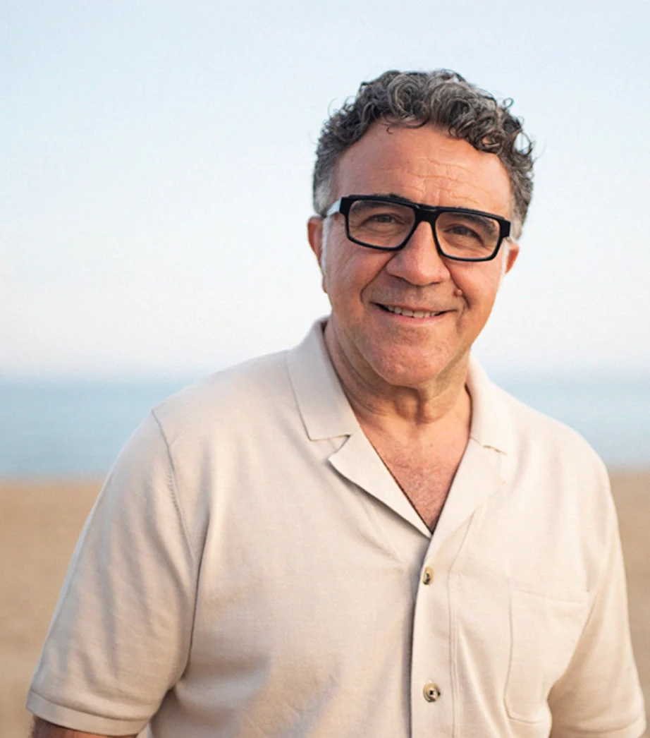 Founder of Mediterránea Real Estate smiling on the beach